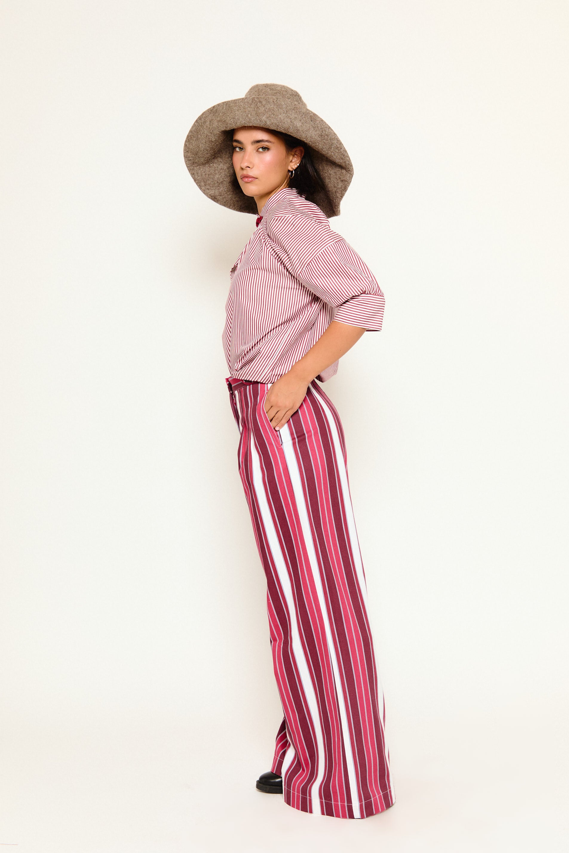 PANTALÓN BAYONA RAYAS ROJAS